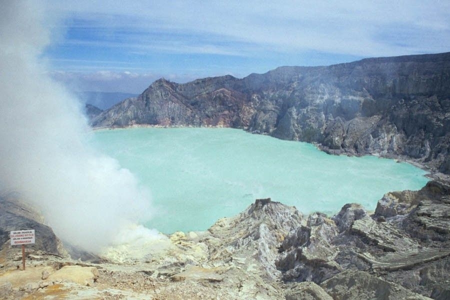 b6a19ce0071e50e97a49f053.jpg - ijen crater 1